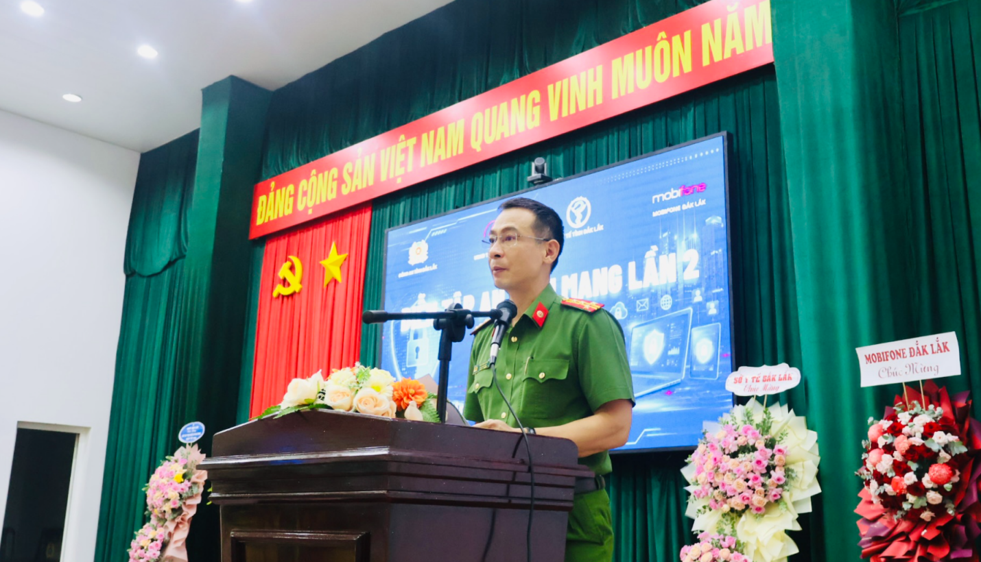 Đại tá Trần Bình Hưng, Phó Giám đốc Công an tỉnh Đắk Lắk phát biểu tại chương trình diễn tập thực chiến bảo đảm an ninh mạng. Đại tá Trần Bình Hưng, Phó Giám đốc Công an tỉnh Đắk Lắk phát biểu tại chương trình diễn tập thực chiến bảo đảm an ninh mạng.