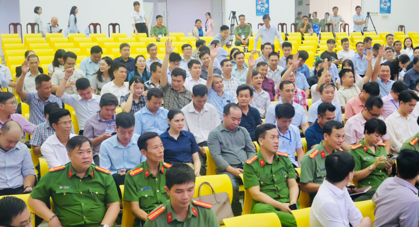 Chương trình thu hút nhiều cán bộ, nhân viên y tế tham gia. Chương trình thu hút nhiều cán bộ, nhân viên y tế tham gia.