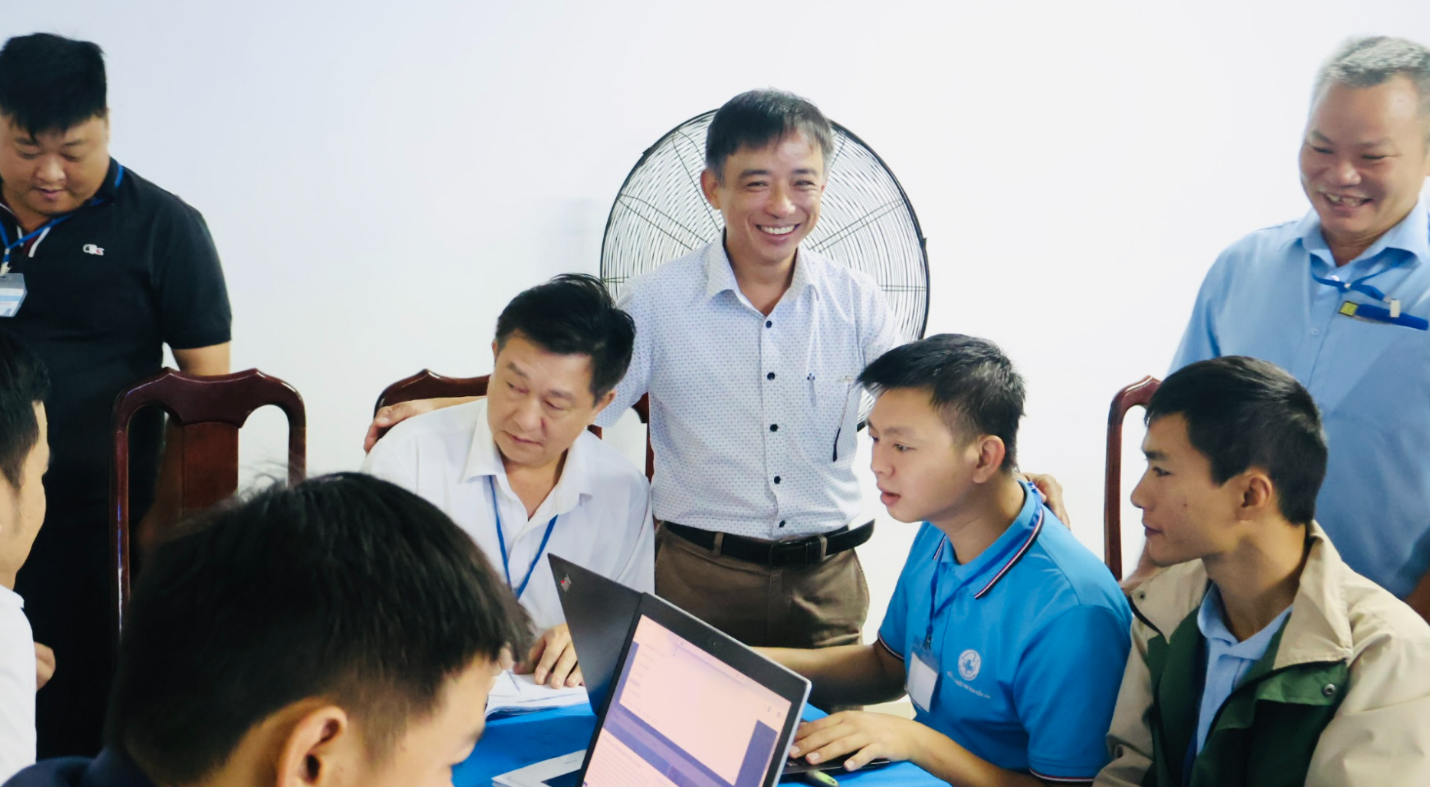 BSCKII Trịnh Hồng Nhựt, Giám đốc Bệnh viện Đa khoa Vùng Tây Nguyên (đứng giữa), trực tiếp động viên, khích lệ các thí sinh tham gia cuộc thi. BSCKII Trịnh Hồng Nhựt, Giám đốc Bệnh viện Đa khoa Vùng Tây Nguyên (đứng giữa), trực tiếp động viên, khích lệ các thí sinh tham gia cuộc thi.