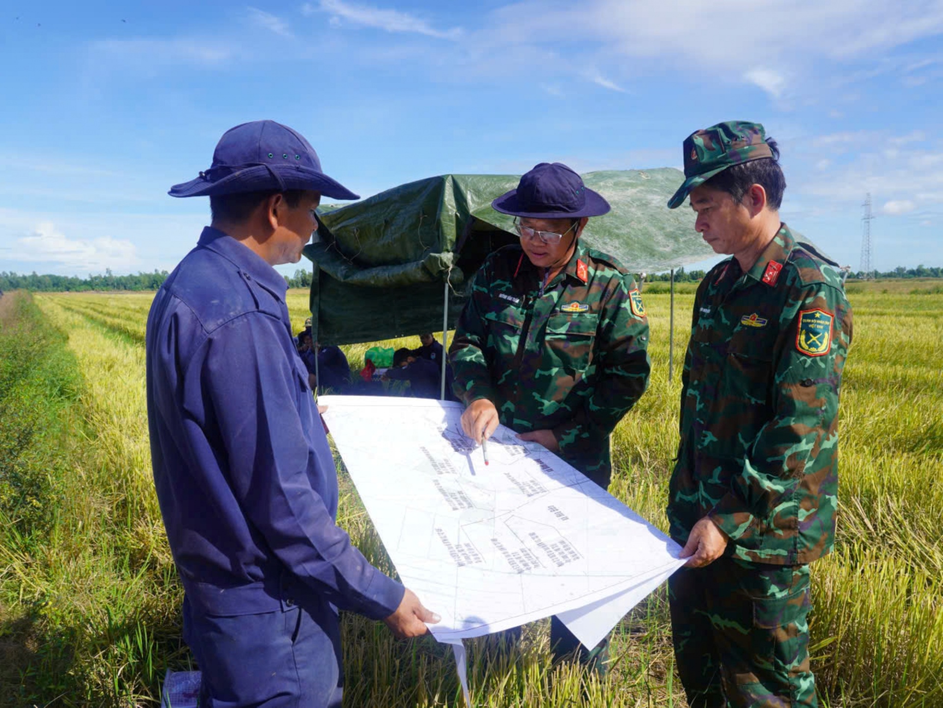 Các con liệt sĩ Tô Văn Thanh tìm về nơi bố hy sinh cách đây hơn 56 năm Các con liệt sĩ Tô Văn Thanh tìm về nơi bố hy sinh cách đây hơn 56 năm