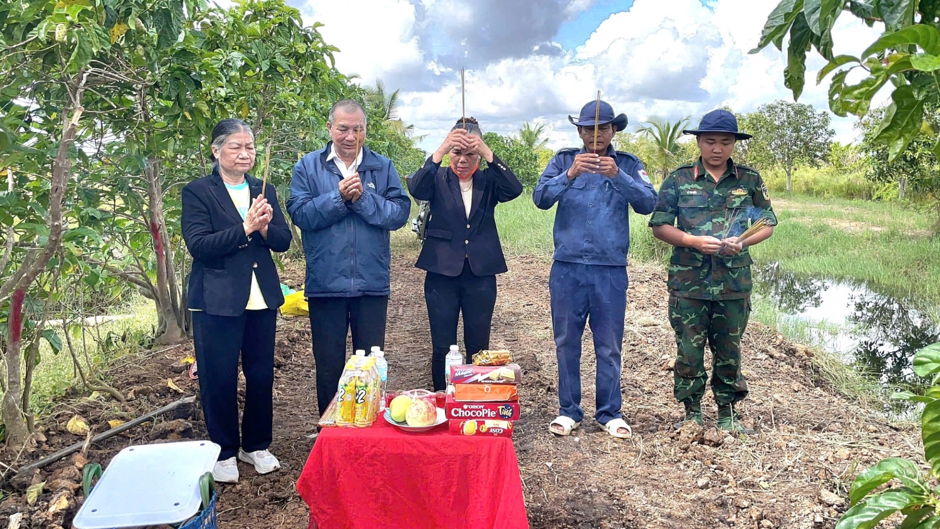 Các con liệt sĩ Tô Văn Thanh tìm về nơi bố hy sinh cách đây hơn 56 năm Các con liệt sĩ Tô Văn Thanh tìm về nơi bố hy sinh cách đây hơn 56 năm