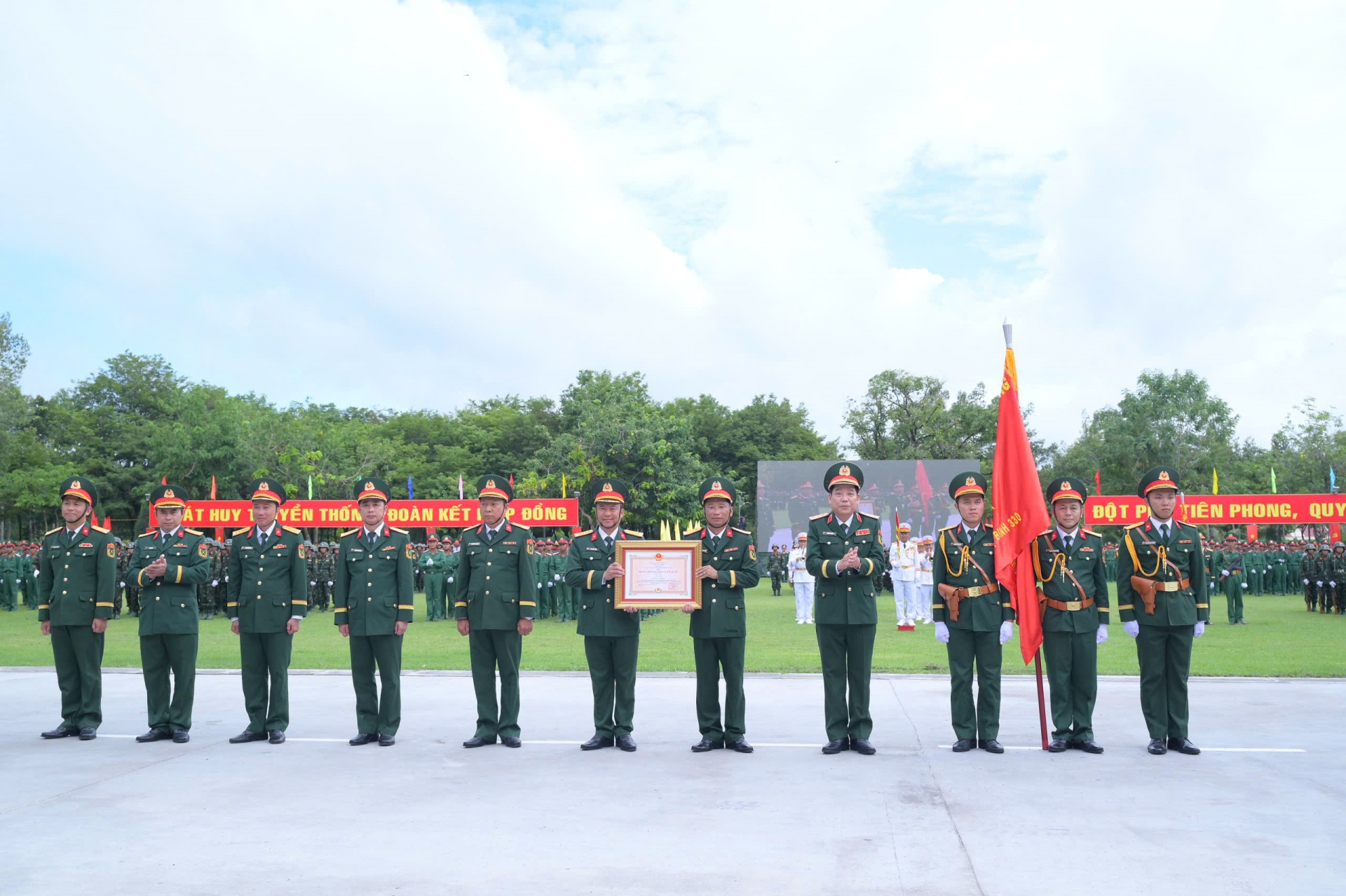 Sư đoàn 330, Quân khu 9 đón nhận Huân chương Bảo vệ Tổ quốc hạng Nhất