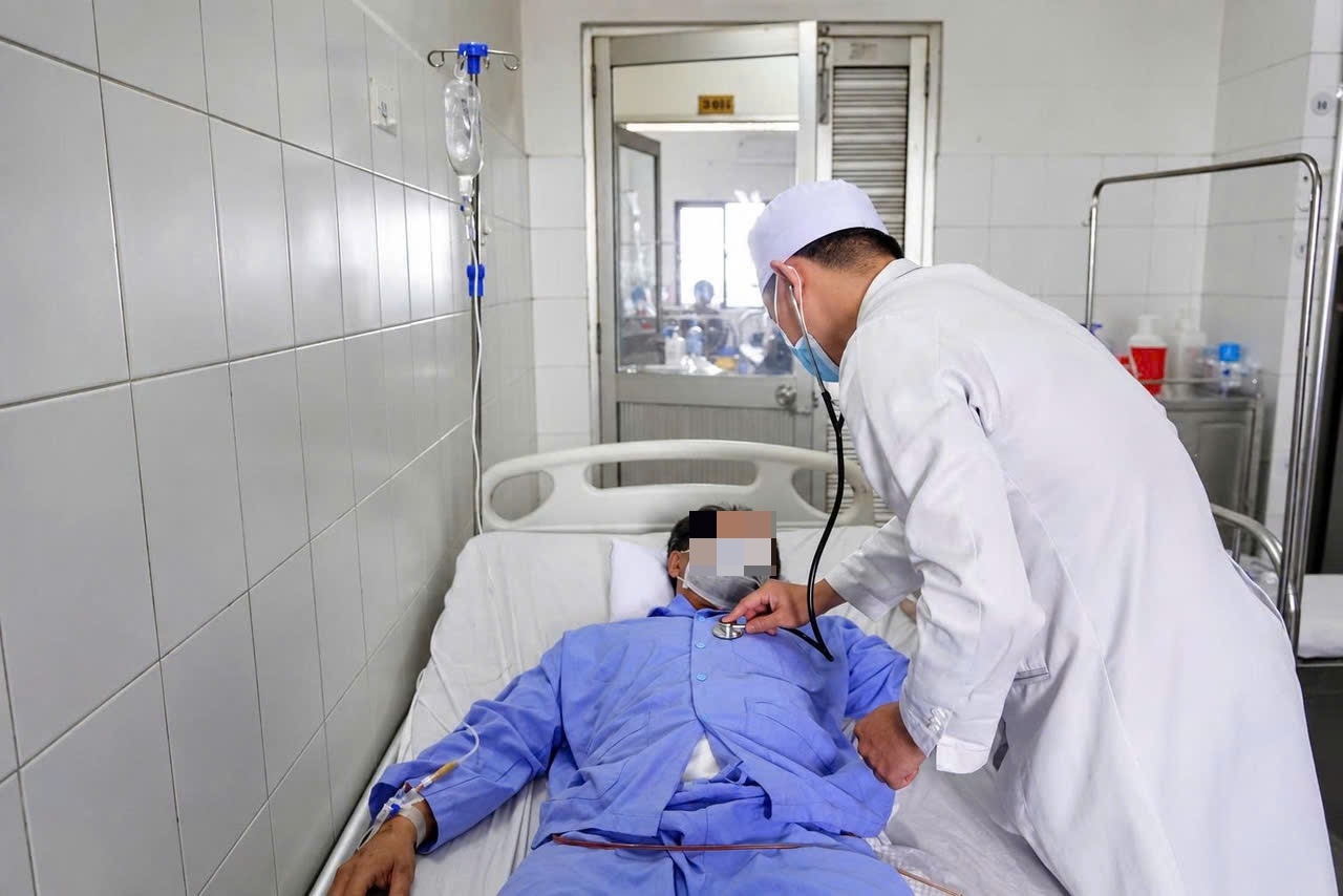 Cứu sống bệnh nhân bị 2 thanh sắt xuyên qua bụng và 2 đùi Cứu sống bệnh nhân bị 2 thanh sắt xuyên qua bụng và 2 đùi