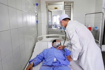 Cứu sống bệnh nhân bị 2 thanh sắt xuyên qua bụng và 2 đùi