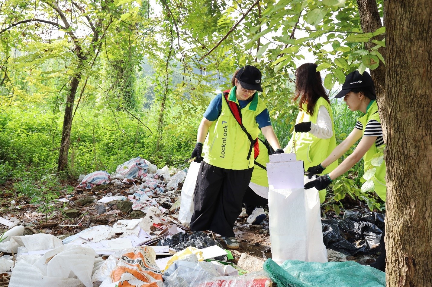 LocknLock triển khai hoạt động bảo vệ môi trường thông qua chiến dịch “Clean Up Việt Nam lần 8” LocknLock triển khai hoạt động bảo vệ môi trường thông qua chiến dịch “Clean Up Việt Nam lần 8”