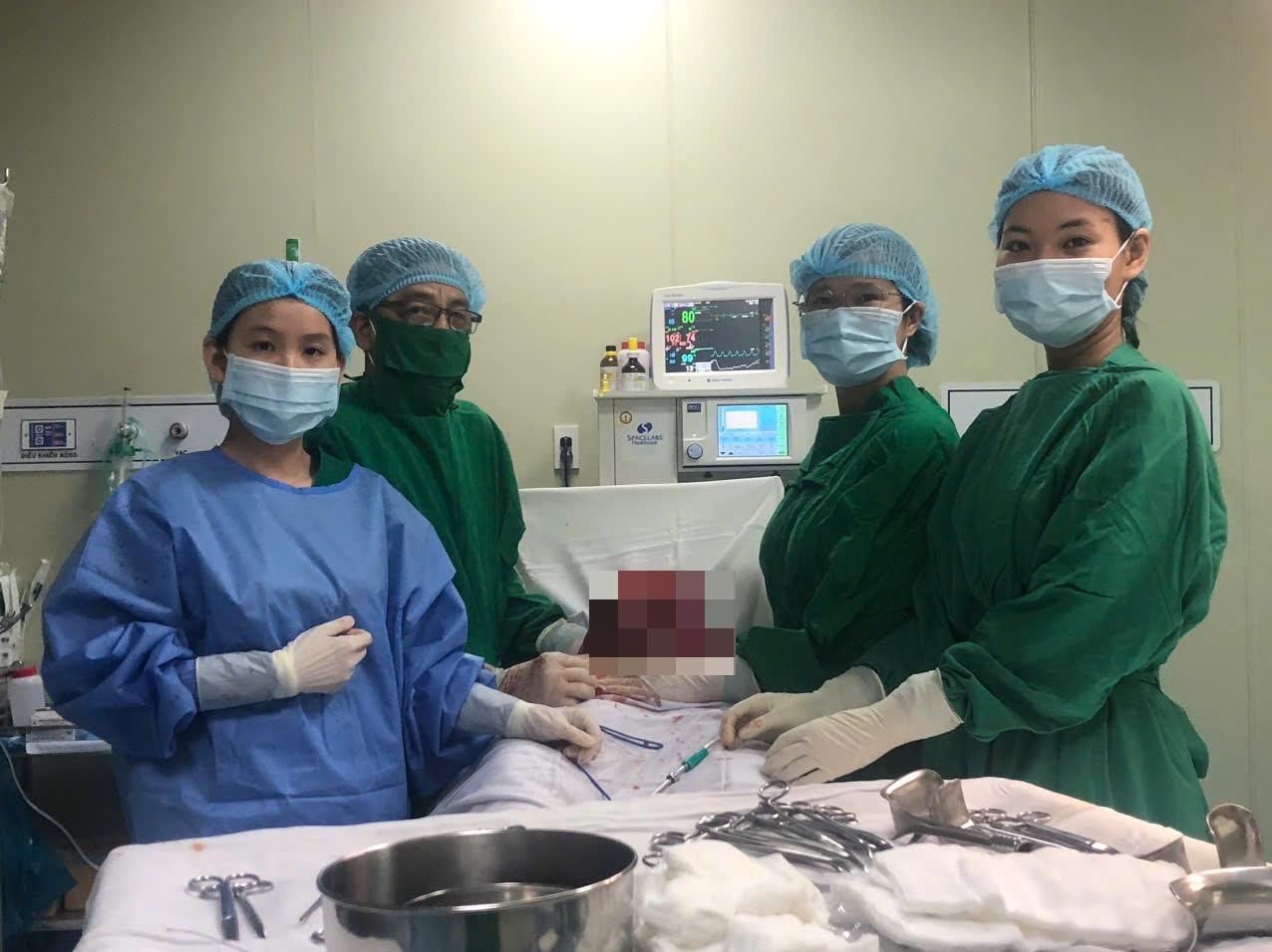 Bệnh viện Quân y 121 phẫu thuật thành công khối u xơ khoảng 4,5kg với tử cung dính thành bụng Bệnh viện Quân y 121 phẫu thuật thành công khối u xơ khoảng 4,5kg với tử cung dính thành bụng