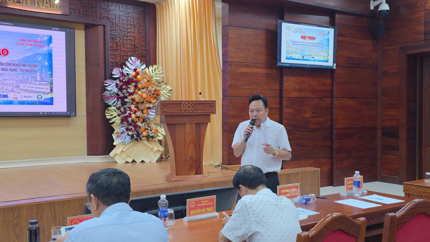  Ông Nguyễn Tiến Khởi, đại diện Công ty Minh Tuyết, chia sẻ về công nghệ và kỹ thuật nuôi trùn quế.