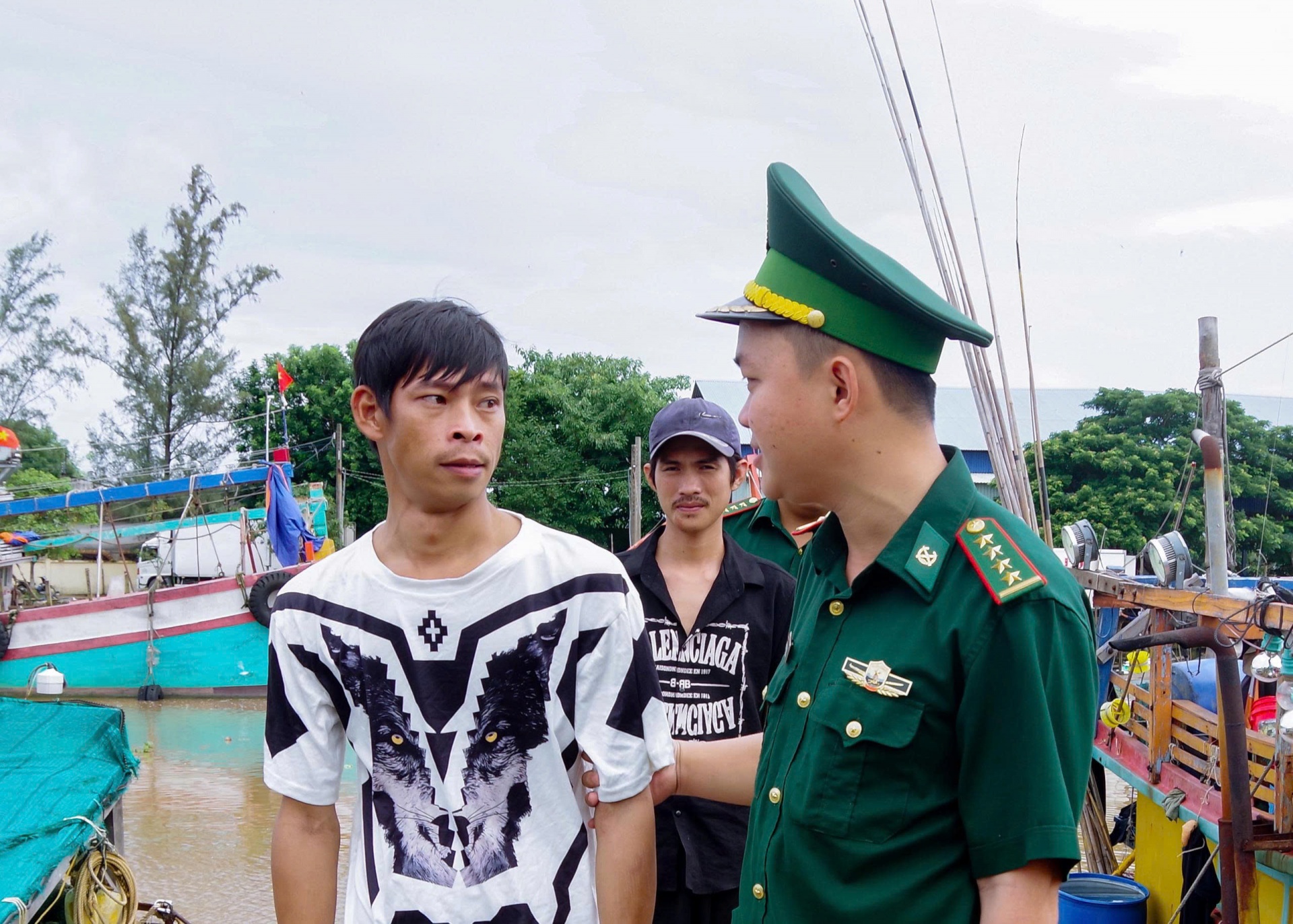 Biên phòng Cần Thơ tiếp nhận 5 ngư dân gặp nạn trên biển