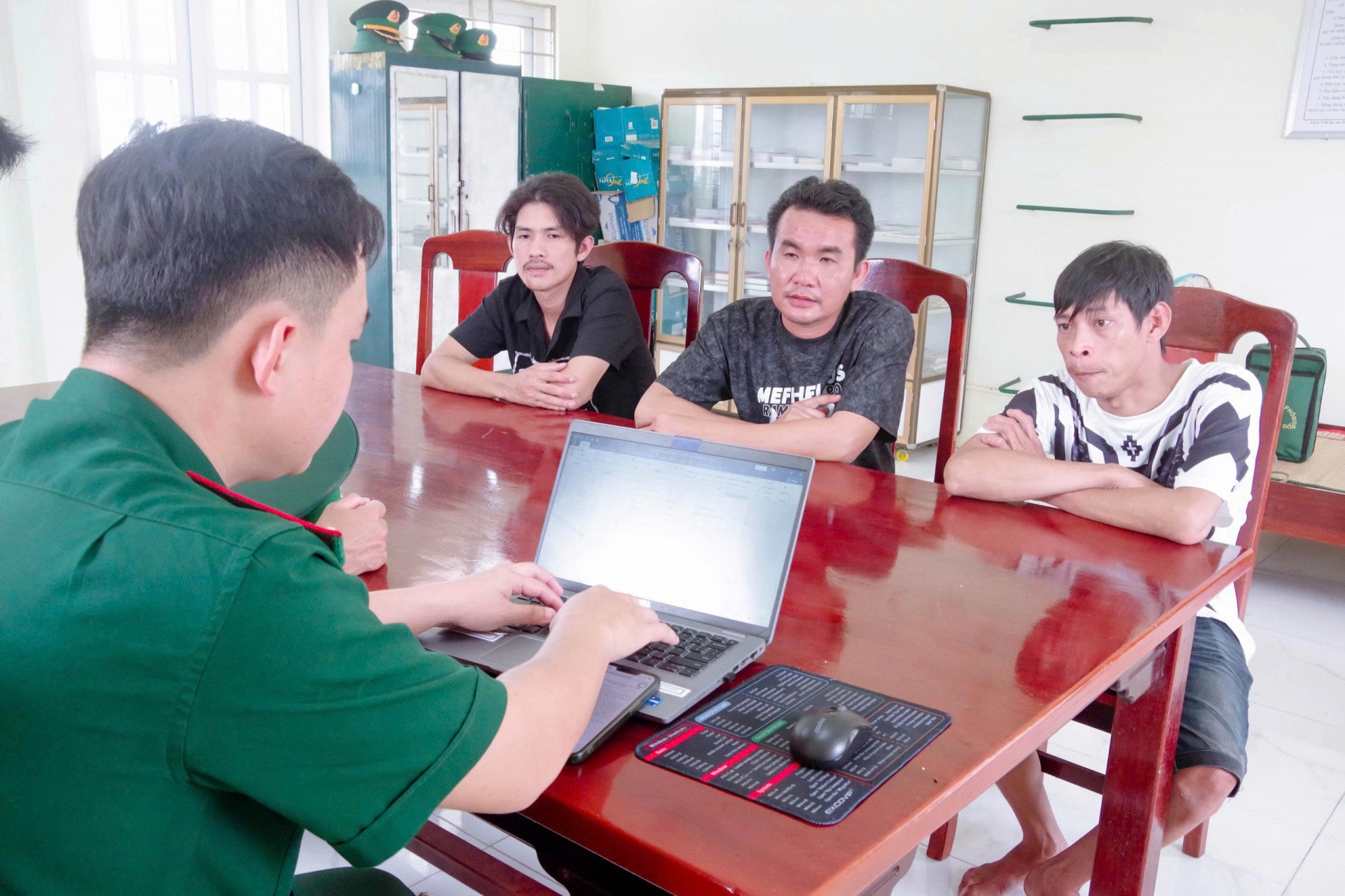 Biên phòng Cần Thơ tiếp nhận 5 ngư dân gặp nạn trên biển
