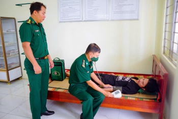 Biên phòng Cần Thơ tiếp nhận 5 ngư dân gặp nạn trên biển