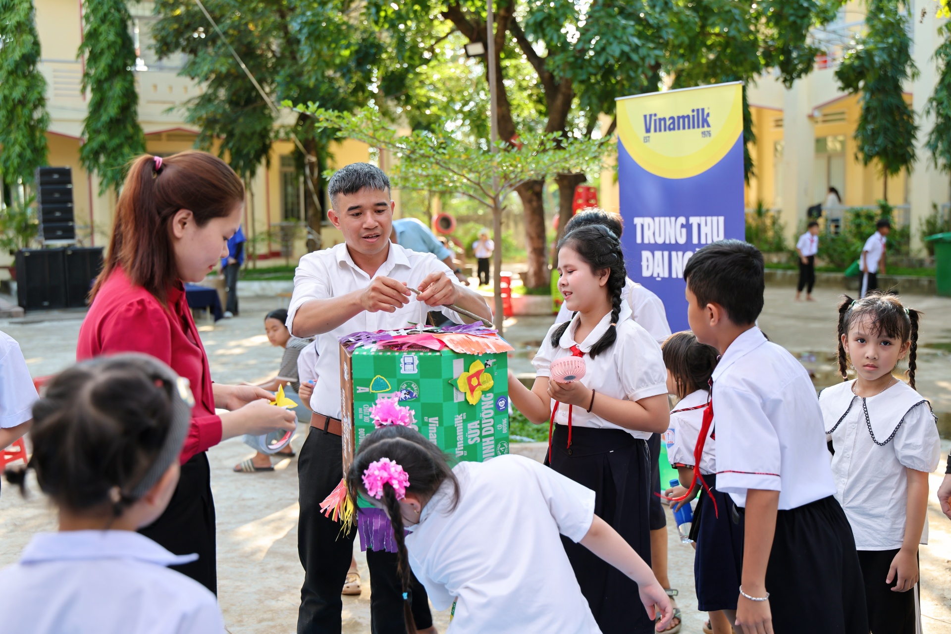 Các em nhỏ cùng thầy cô tham gia thiết kế đồ chơi và chuẩn bị mâm cỗ Trung thu tại ngày hội (Ảnh: Nguyễn Hoàng). Các em nhỏ cùng thầy cô tham gia thiết kế đồ chơi và chuẩn bị mâm cỗ Trung thu tại ngày hội (Ảnh: Nguyễn Hoàng).