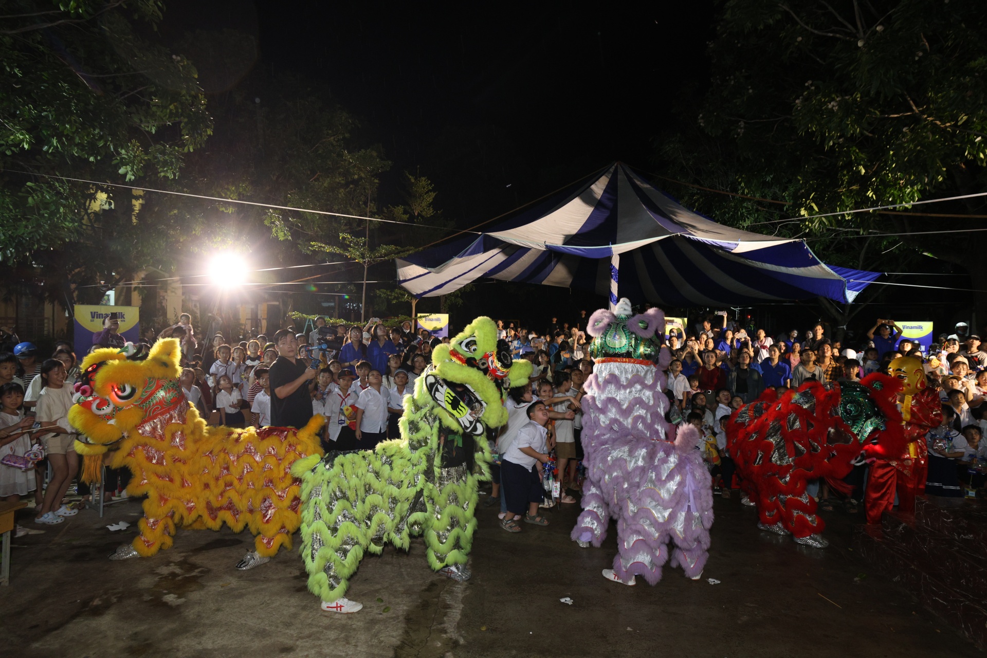 Không khí đêm hội thêm sôi động với các tiết mục văn nghệ, ảo thuật và giao lưu ca hát (Ảnh: Nguyễn Hoàng). Không khí đêm hội thêm sôi động với các tiết mục văn nghệ, ảo thuật và giao lưu ca hát (Ảnh: Nguyễn Hoàng).
