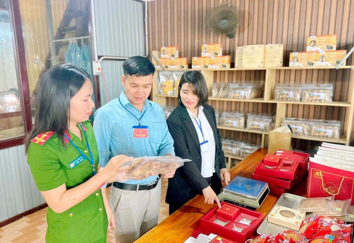  Đoàn kiểm tra liên ngành kiểm tra sản phẩm và điều kiện bảo đảm an toàn thực phẩm tại cơ sở.