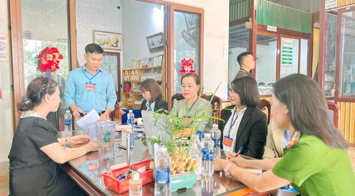  Đoàn kiểm tra liên ngành xã Ea Kar kiểm tra điều kiện an toàn thực phẩm tại Công ty Cổ phần Sản xuất Nông sản Hà Chuẩn.