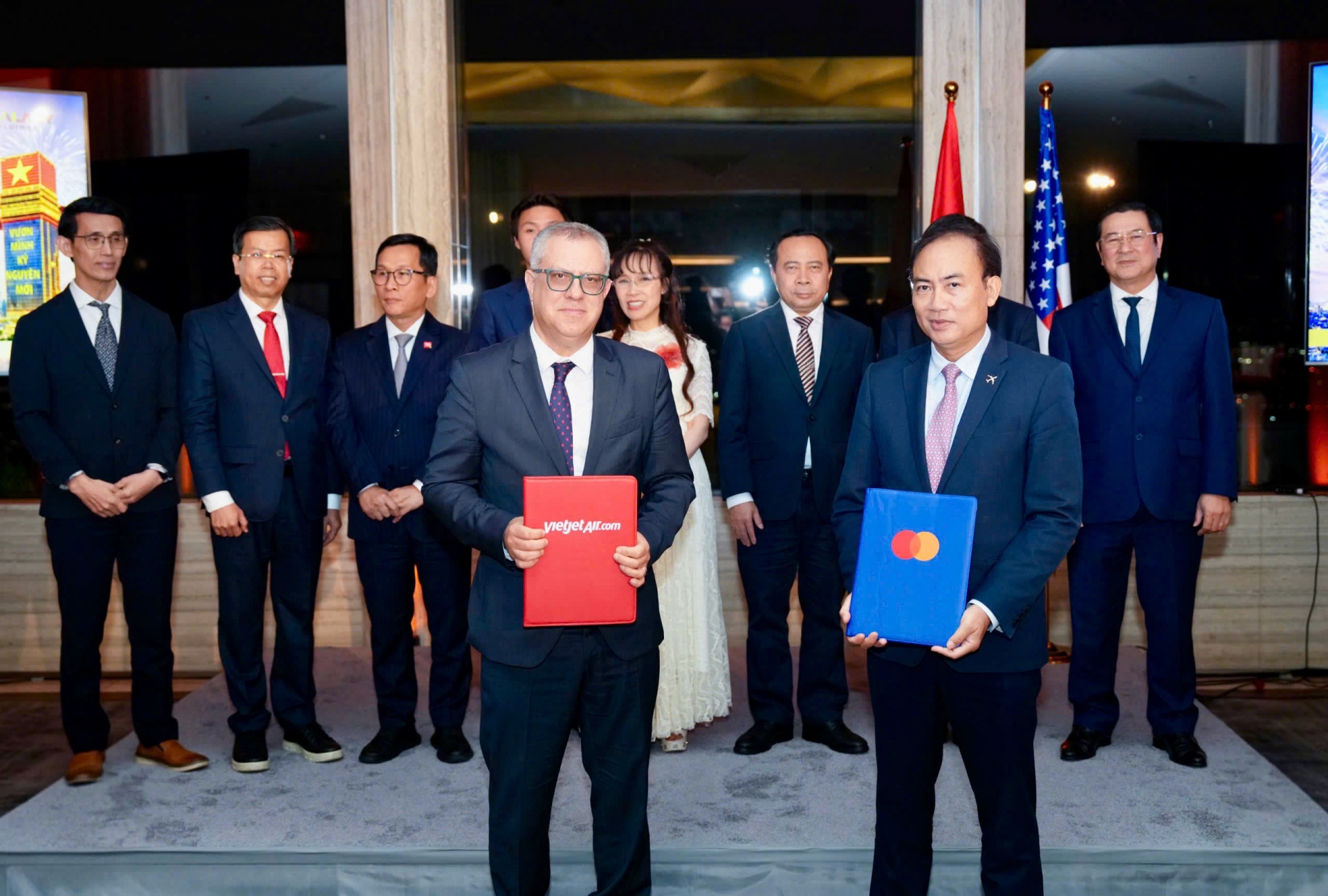 Vietjet và Mastercard trao thoả thuận về chuyển đổi số trong lĩnh vực hàng không và du lịch tại Việt Nam. Vietjet và Mastercard trao thoả thuận về chuyển đổi số trong lĩnh vực hàng không và du lịch tại Việt Nam.