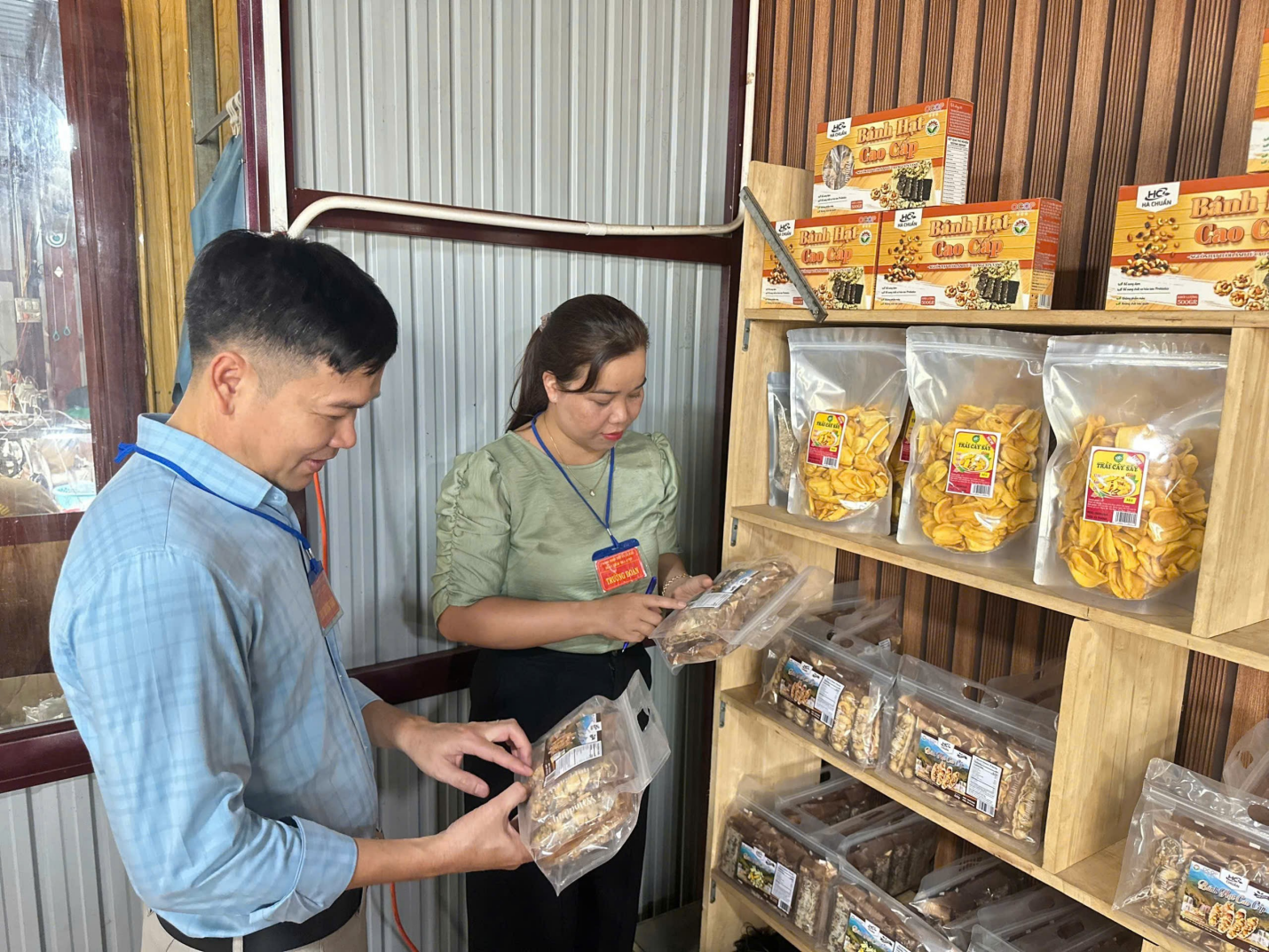   Đoàn kiểm tra thực tế khu vực sản xuất, kho nguyên liệu và điều kiện bảo đảm an toàn thực phẩm tại cơ sở.