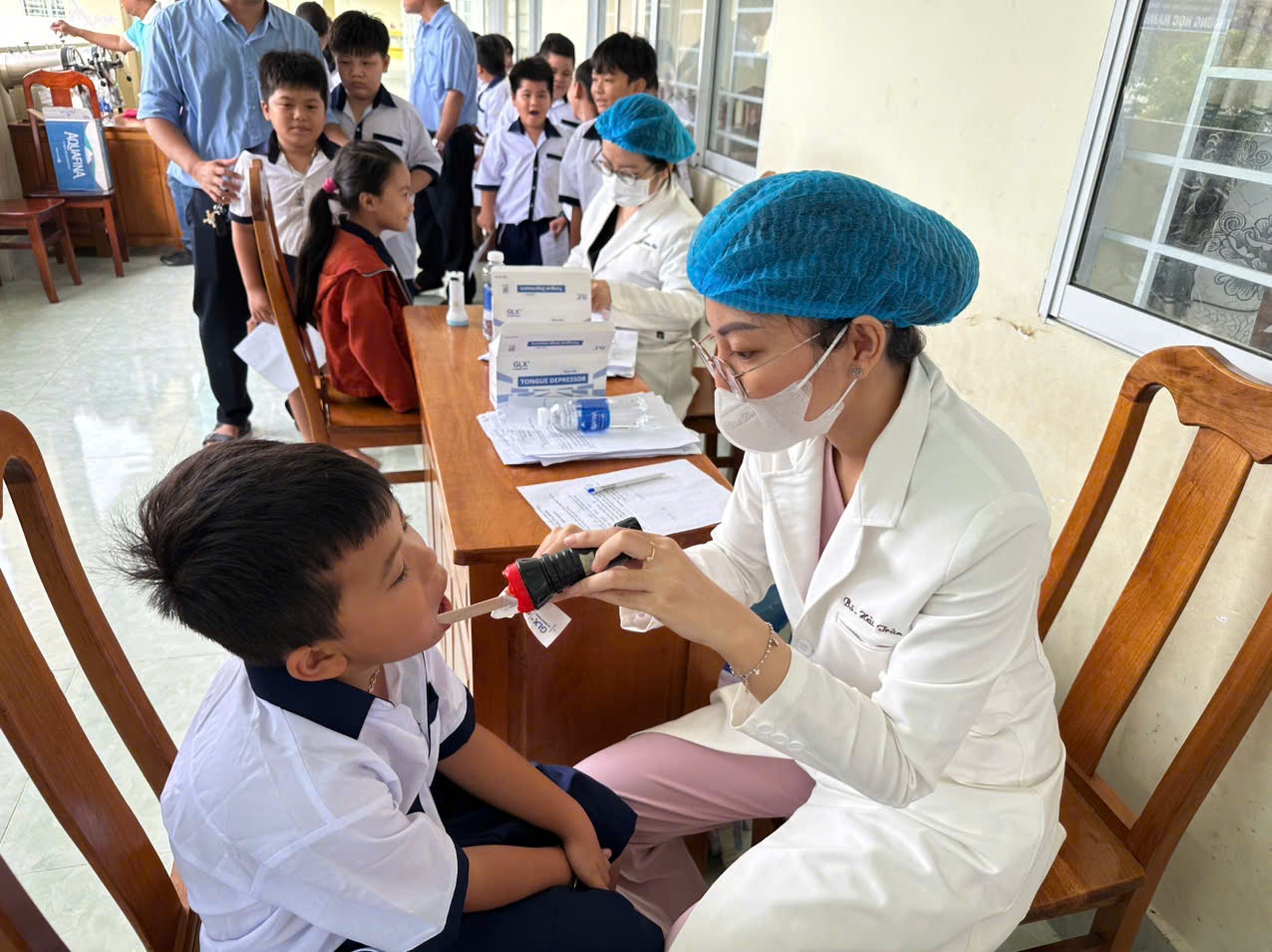 Món quà trung thu ý nghĩa của Bệnh viện Mắt - Răng Hàm Mặt TP. Cần Thơ gửi tặng 400 học sinh tiểu học