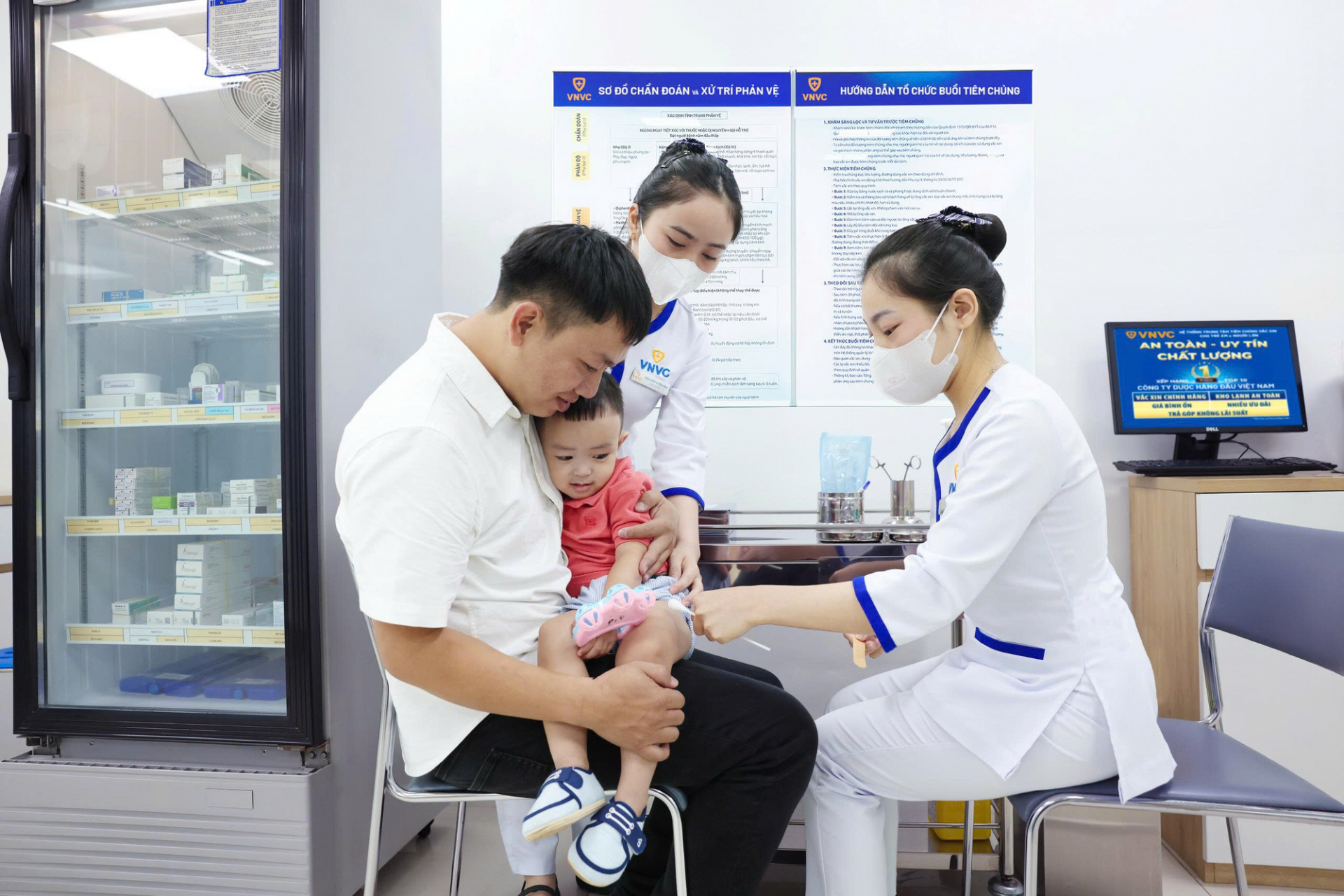 Trẻ 23 tháng tuổi được đưa đến VNVC tiêm vaccine tay chân miệng, ngày 25/9. Trẻ 23 tháng tuổi được đưa đến VNVC tiêm vaccine tay chân miệng, ngày 25/9.