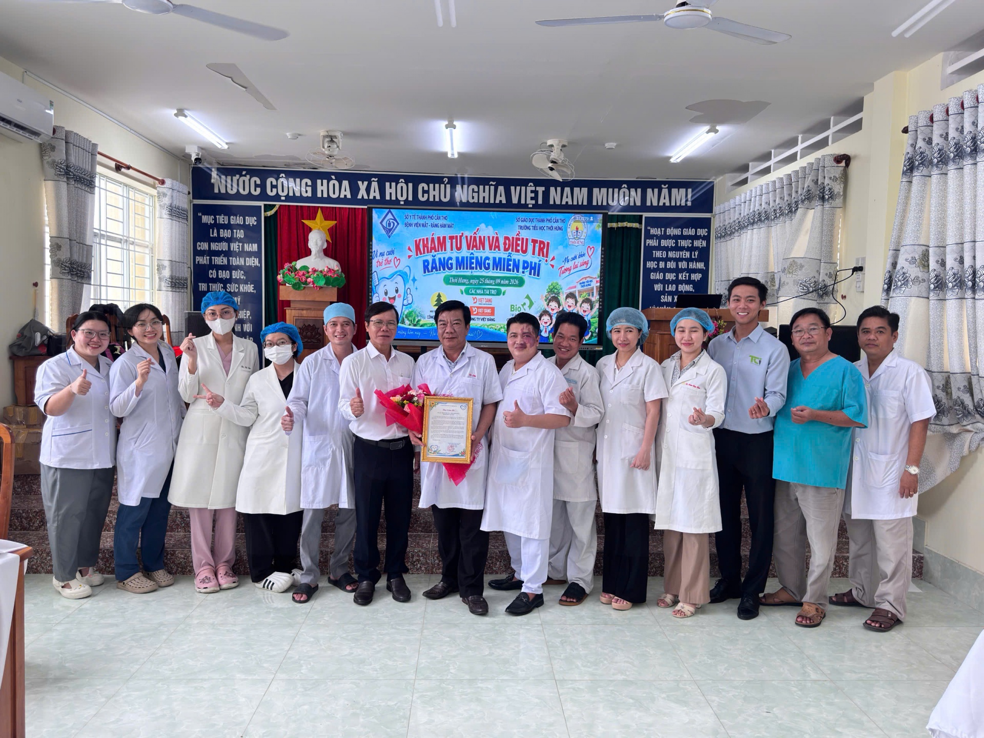 Món quà trung thu ý nghĩa của Bệnh viện Mắt - Răng Hàm Mặt TP. Cần Thơ gửi tặng 400 học sinh tiểu học Món quà trung thu ý nghĩa của Bệnh viện Mắt - Răng Hàm Mặt TP. Cần Thơ gửi tặng 400 học sinh tiểu học