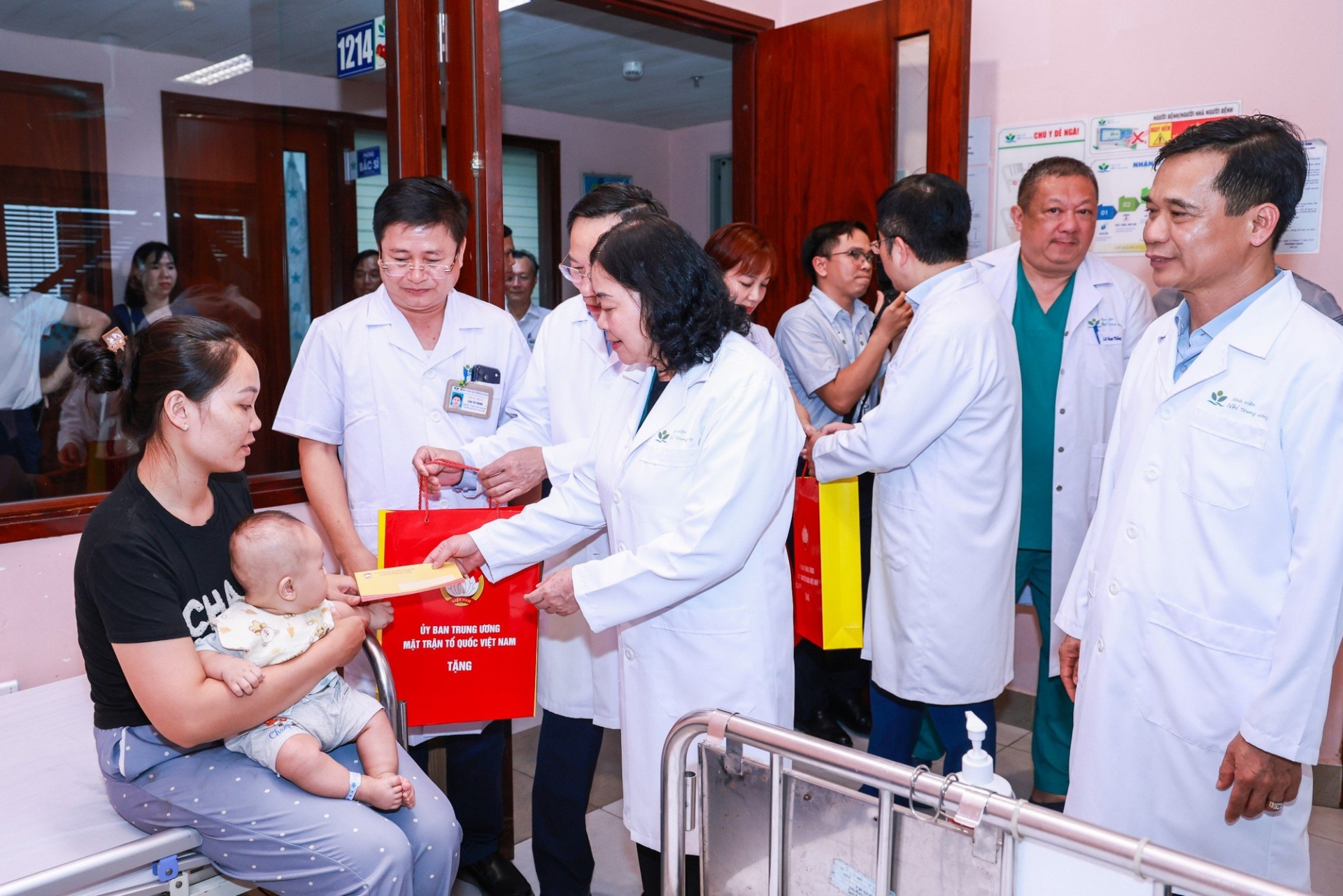 Bà Bùi Thị Minh Hoà thăm hỏi, tặng quà các bệnh nhi đang điều trị tại Bệnh viện Nhi Trung ương - Ảnh: chinhphu.vn Bà Bùi Thị Minh Hoà thăm hỏi, tặng quà các bệnh nhi đang điều trị tại Bệnh viện Nhi Trung ương - Ảnh: chinhphu.vn