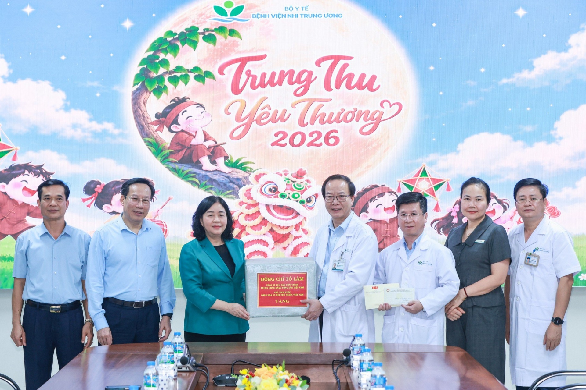 Chủ tịch Ủy ban Trung ương MTTQ Việt Nam tặng quà Trung thu tại Bệnh viện Nhi Trung ương