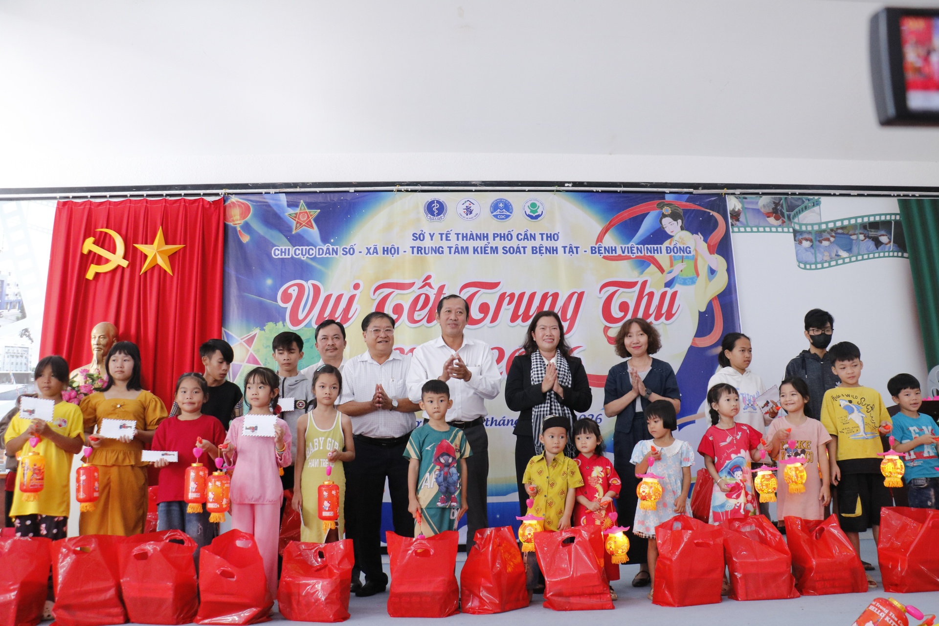 Cần Thơ: Tổ chức trung thu cho thiếu nhi có hoàn cảnh khó khăn tại Bệnh viện Nhi đồng Cần Thơ: Tổ chức trung thu cho thiếu nhi có hoàn cảnh khó khăn tại Bệnh viện Nhi đồng