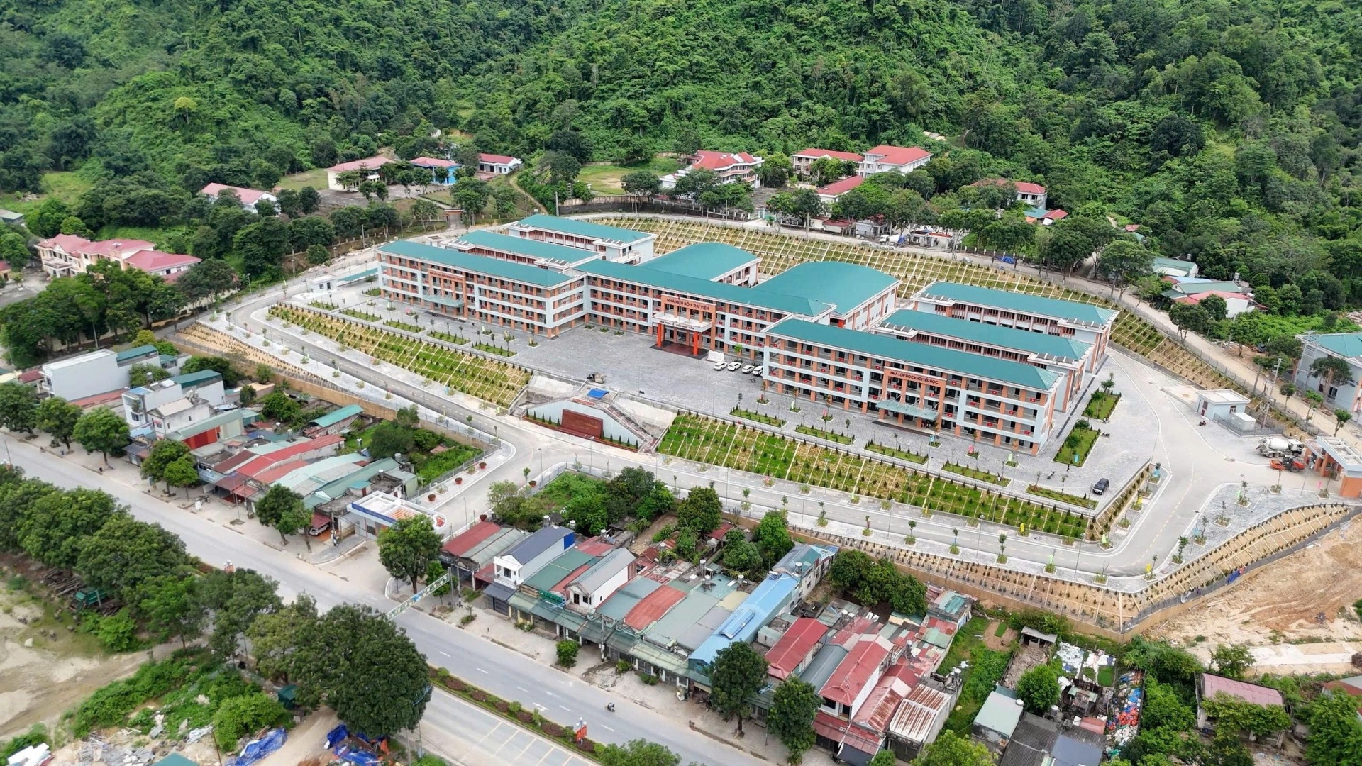 Trung thu đầu tiên dưới mái trường Petrovietnam:  Thắp sáng niềm tin nơi biên cương