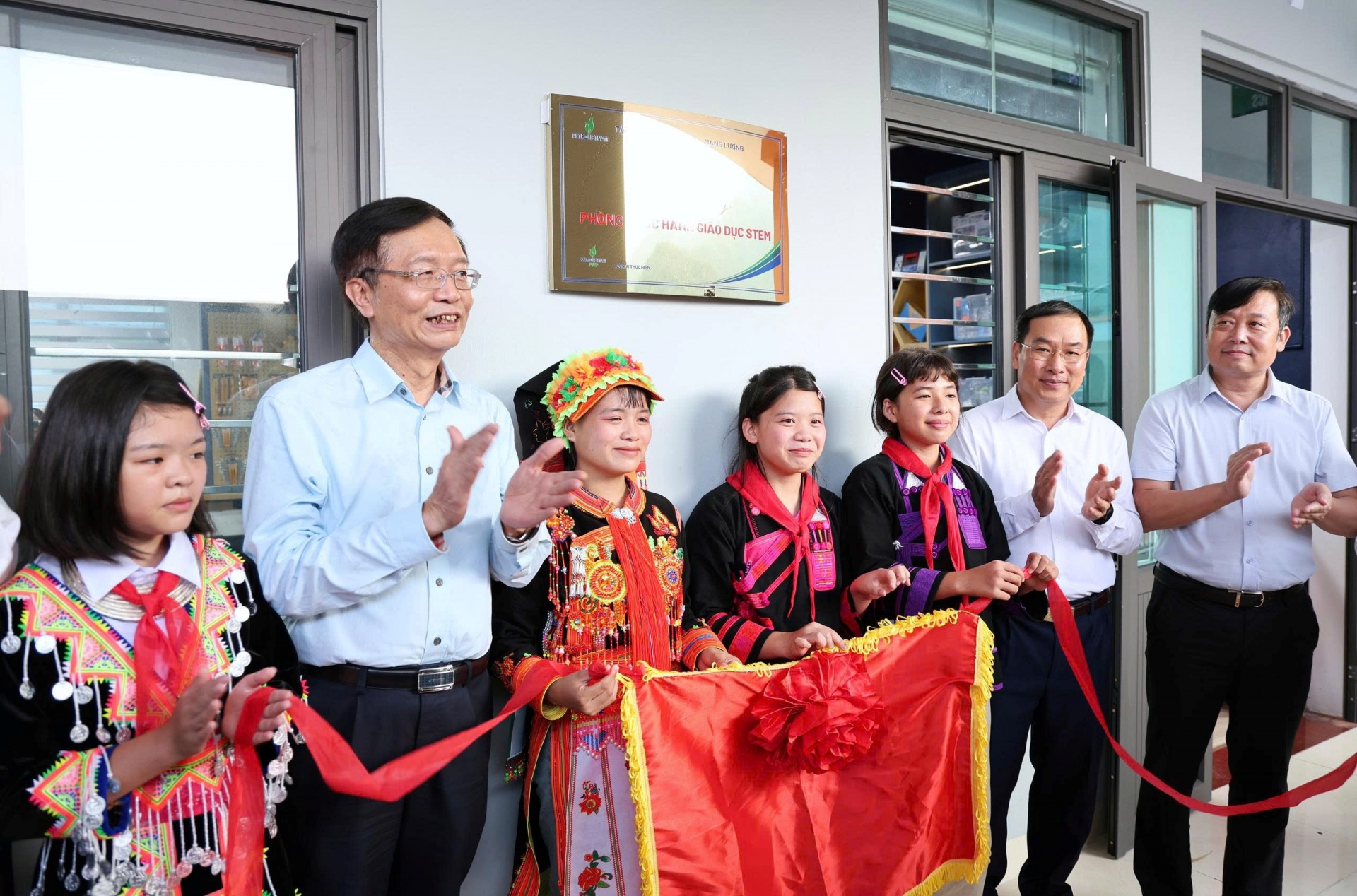 Trung thu đầu tiên dưới mái trường Petrovietnam:  Thắp sáng niềm tin nơi biên cương