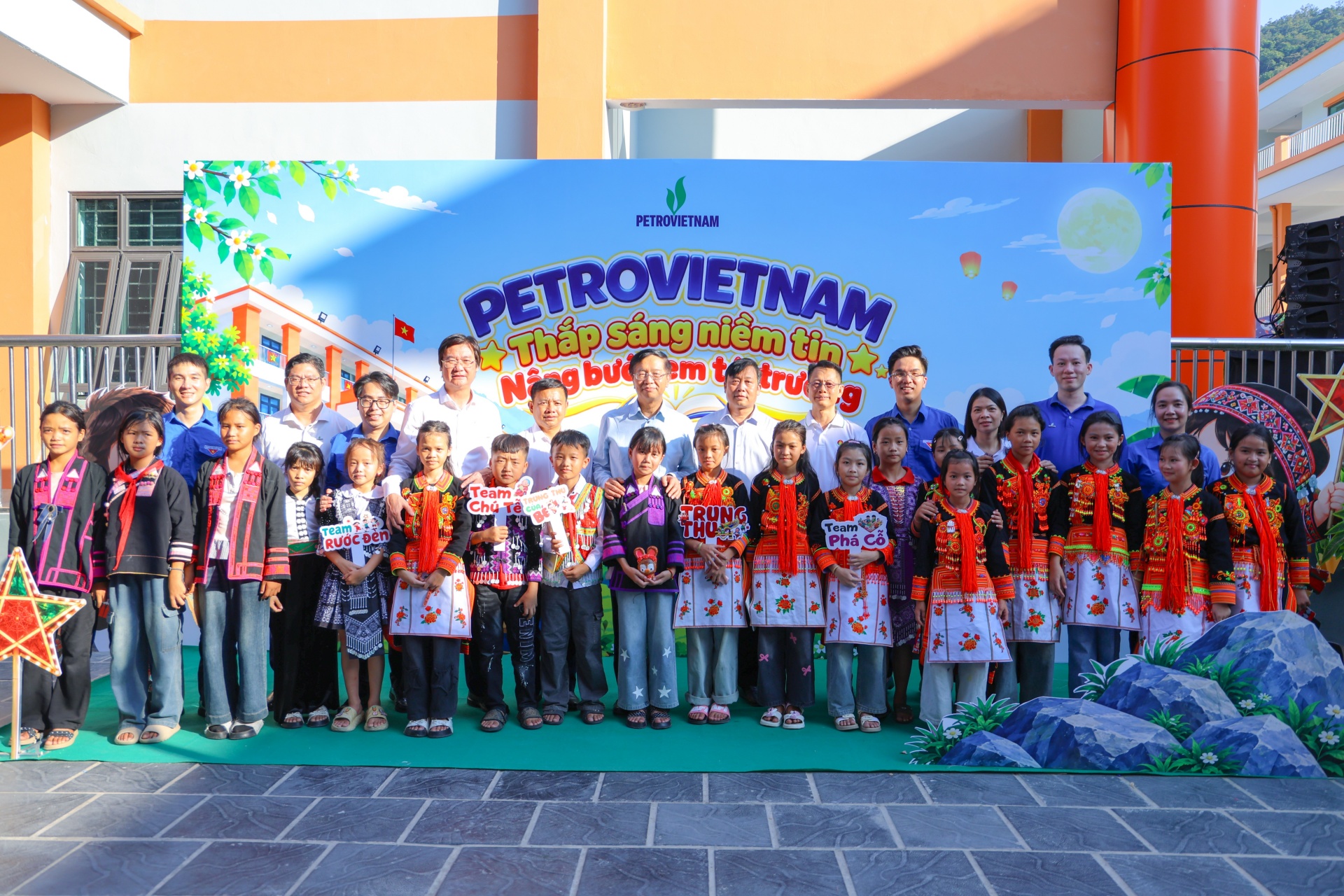 Trung thu đầu tiên dưới mái trường Petrovietnam:  Thắp sáng niềm tin nơi biên cương