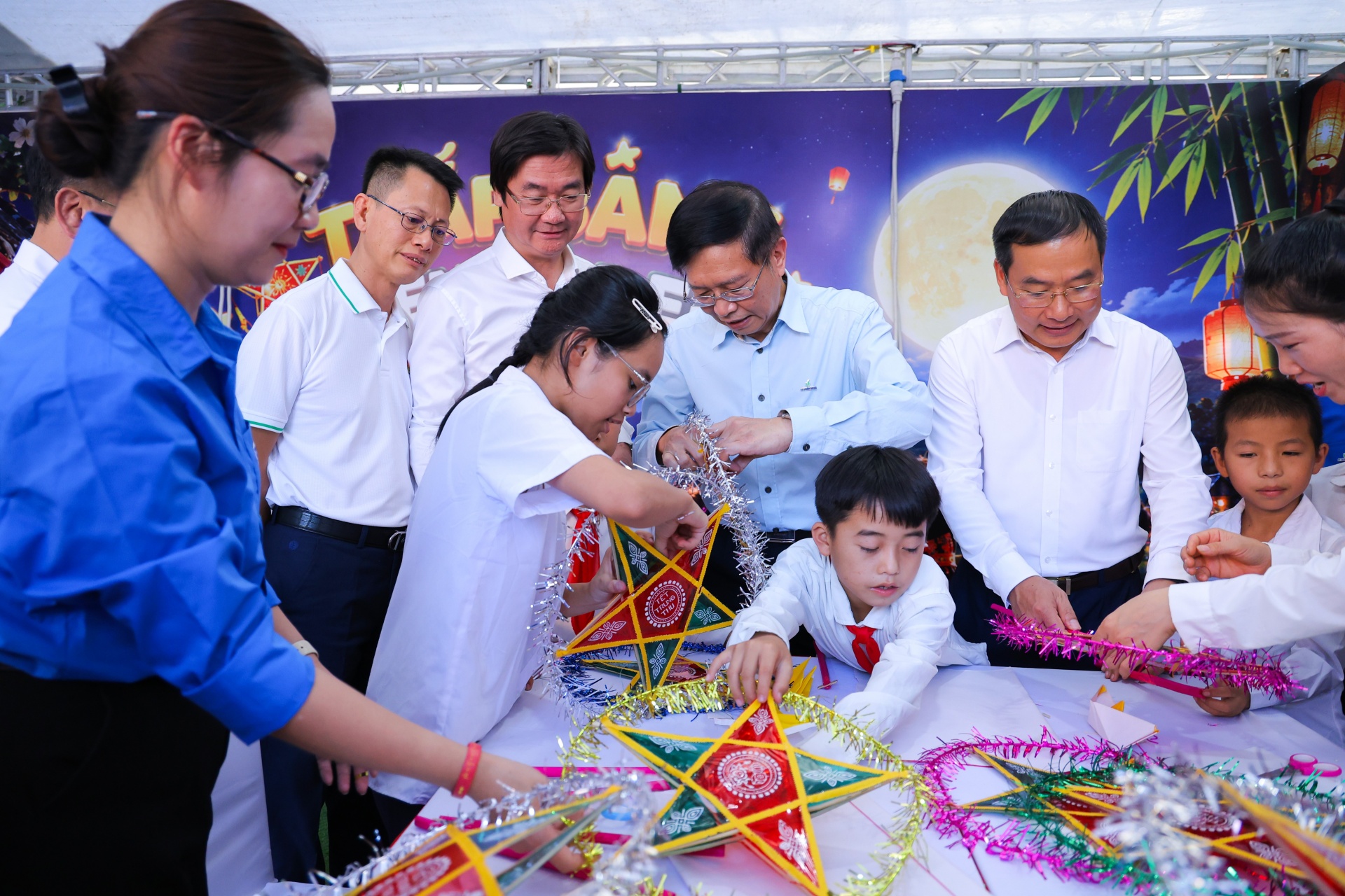 Trung thu đầu tiên dưới mái trường Petrovietnam:  Thắp sáng niềm tin nơi biên cương