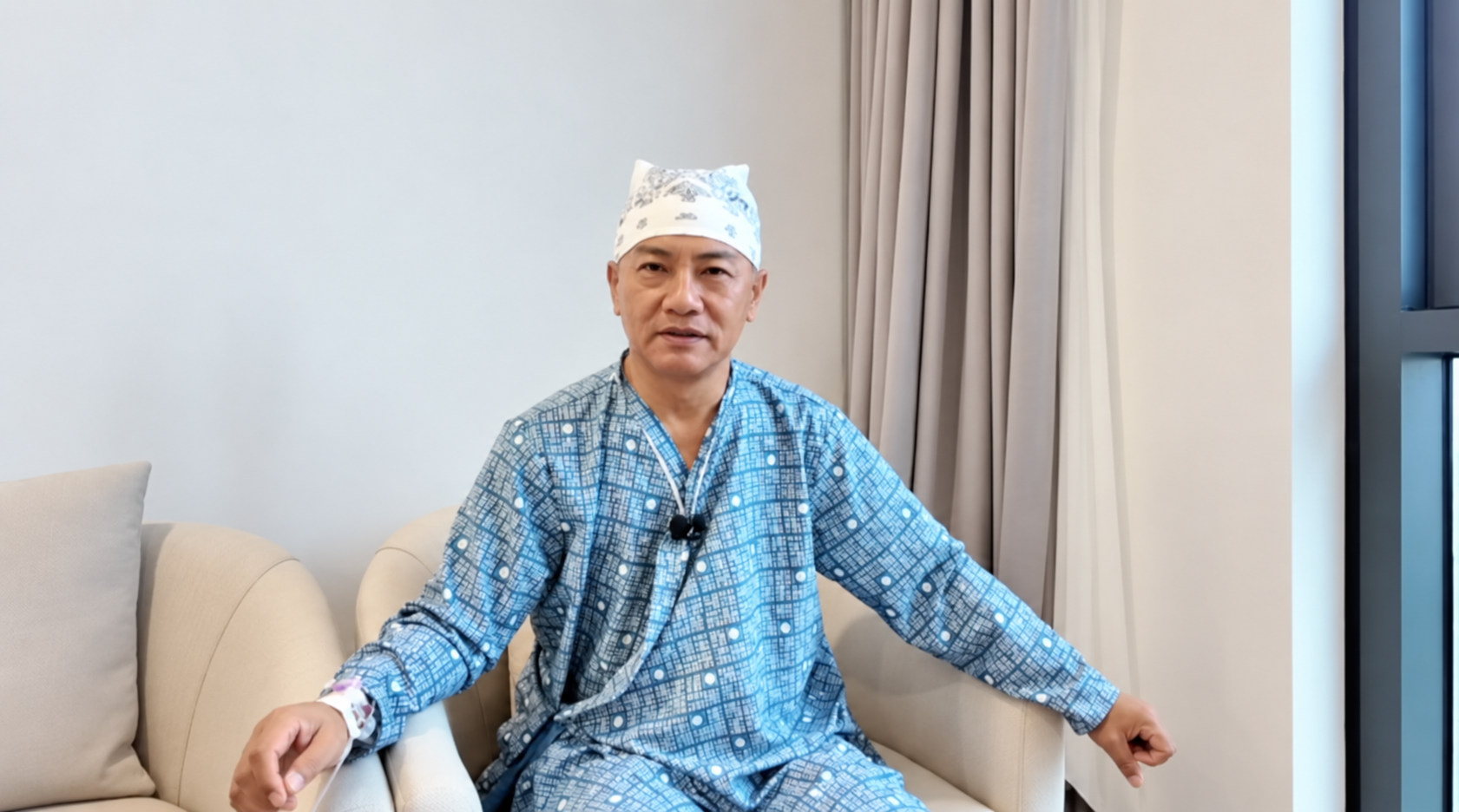 Du khách D.C.Q bày tỏ xúc động khi được các bác sĩ, điều dưỡng tại Bệnh viện Mặt Trời Phú Quốc cứu chữa kịp thời, tận tâm như người thân trong gia đình Du khách D.C.Q bày tỏ xúc động khi được các bác sĩ, điều dưỡng tại Bệnh viện Mặt Trời Phú Quốc cứu chữa kịp thời, tận tâm như người thân trong gia đình