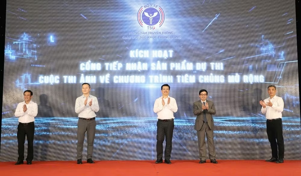 Các đại biểu ấn nút kích hoạt cổng tiếp nhận sản phẩm dự thi của Cuộc thi. (Ảnh: Vietnam+)