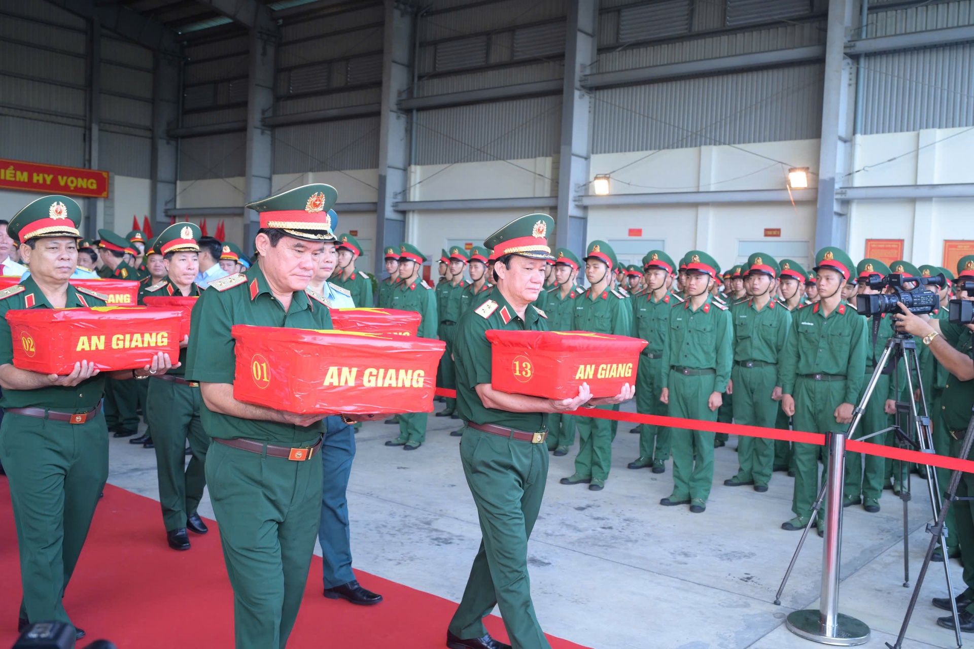 Quân khu 9: Máy bay quân sự vận chuyển hơn 15.000 mẫu hài cốt liệt sĩ phục vụ giám định ADN