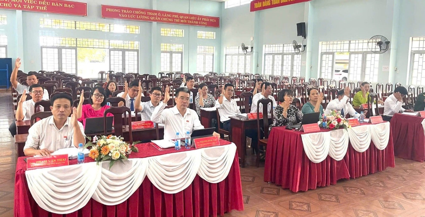  Các đại Biểu HĐND phường có mặt biểu quyết thông qua 04 Nghị quyết  quan trọng