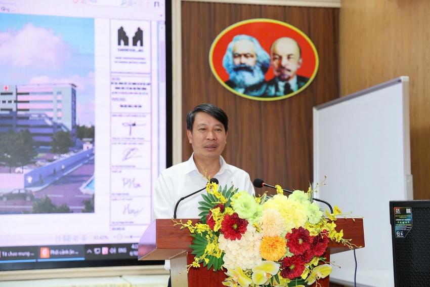 Đồng chí Nguyễn Khắc Hiếu, Tỉnh ủy viên, Phó Chủ tịch UBND tỉnh Phú Thọ phát biểu tại buổi làm việc tại Trung tâm Y tế khu vực Vĩnh Tường.