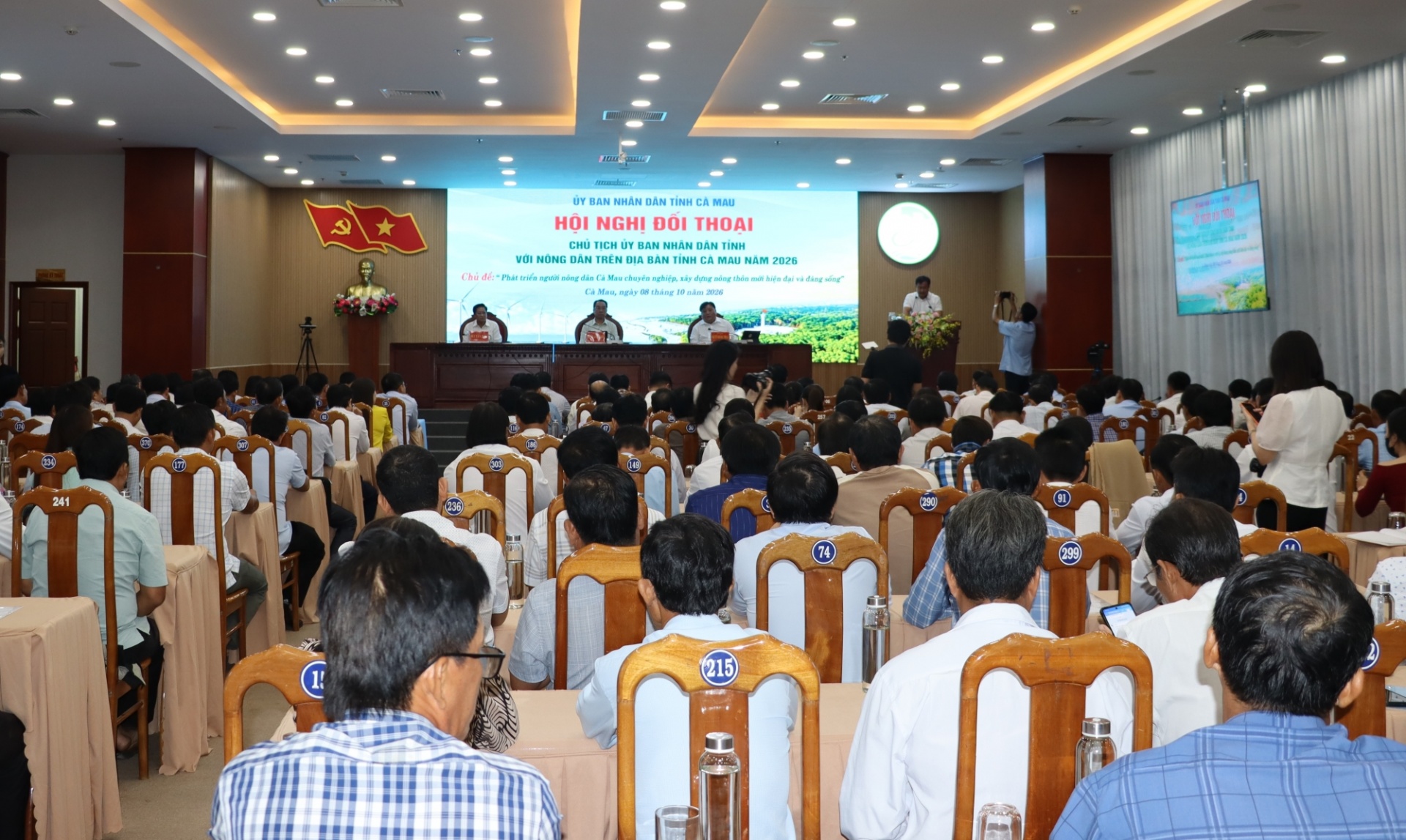 Chủ tịch tỉnh Cà Mau đối thoại với nông dân