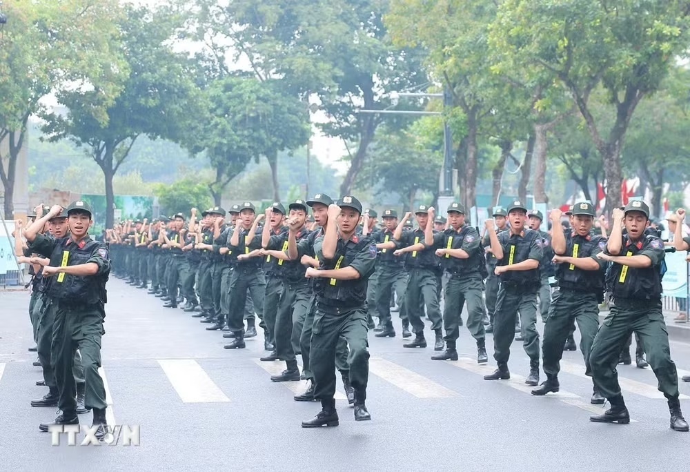   Sau lễ phát động là các hoạt động chạy, đi bộ đồng hành xung quanh khu vực hồ Hoàn Kiếm cùng hoạt động biểu diễn võ thuật, các môn thể thao. (Ảnh: TTXVN)