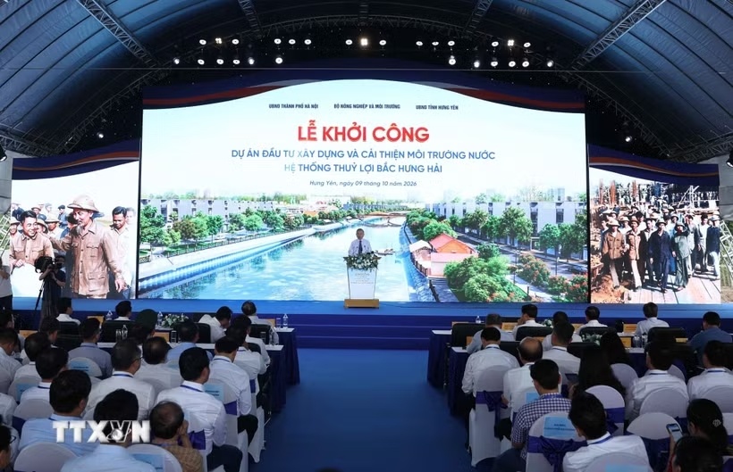   Tổng Bí thư, Chủ tịch nước Tô Lâm và các đại biểu thực hiện nghi thức khởi công Dự án nâng cấp, hiện đại hóa và cải thiện môi trường nước hệ thống thủy lợi Bắc Hưng Hải. (Ảnh: TTXVN)