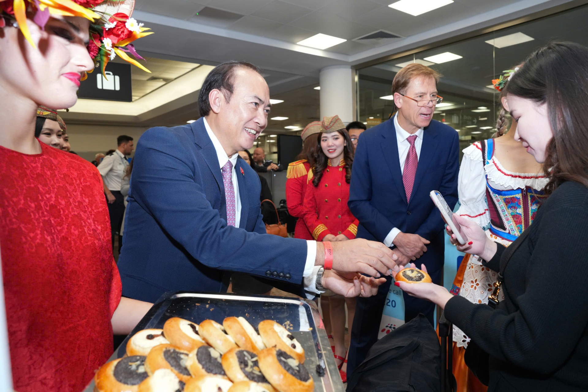 Lãnh đạo Vietjet và sân bay quốc tế Praha chào mừng những hành khách trên chuyến bay khai trương đến Praha.