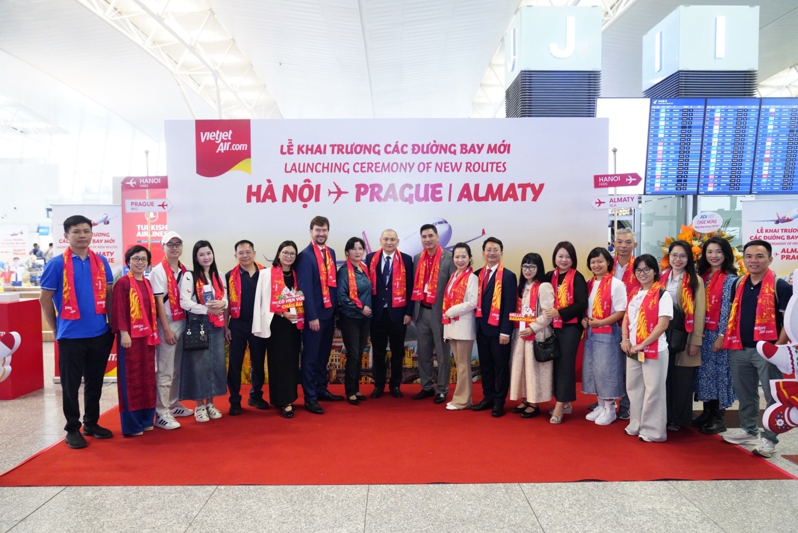 Từ Sân bay Quốc tế Nội Bài, hành khách khởi hành trên các chuyến bay đầu tiên từ Hà Nội đi Almaty và Praha