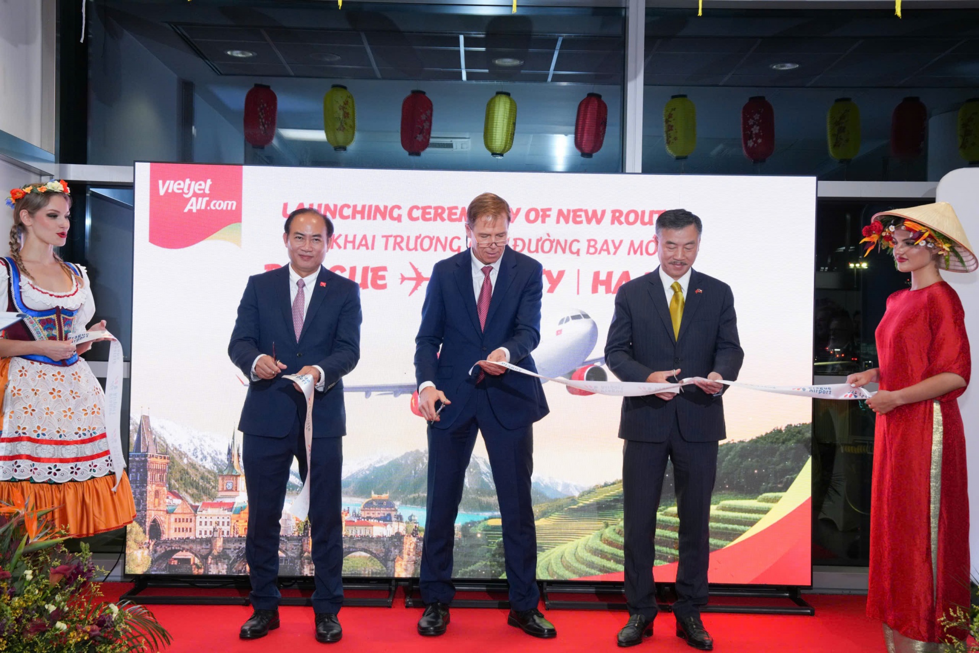 Nghi thức khai trương đường bay mới từ Praha đến Almaty và Hà Nội đánh dấu cột mốc quan trọng trong hành trình mở rộng mạng bay xuyên lục địa của Vietjet