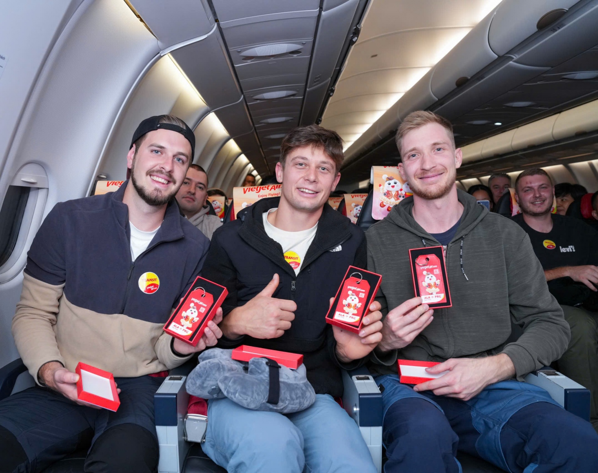 Hành khách trên các chuyến bay khai trương nhận quà lưu niệm từ Vietjet, phấn khởi trong hành trình khám phá các điểm đến mới