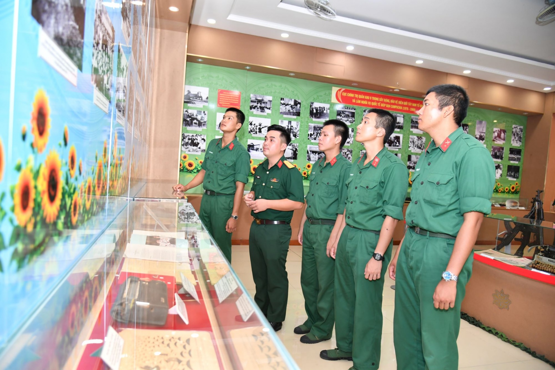 Cục Chính trị Quân khu 9: Khai mạc Triển lãm chuyên đề “80 năm vững bước dưới cờ Đảng quang vinh”
