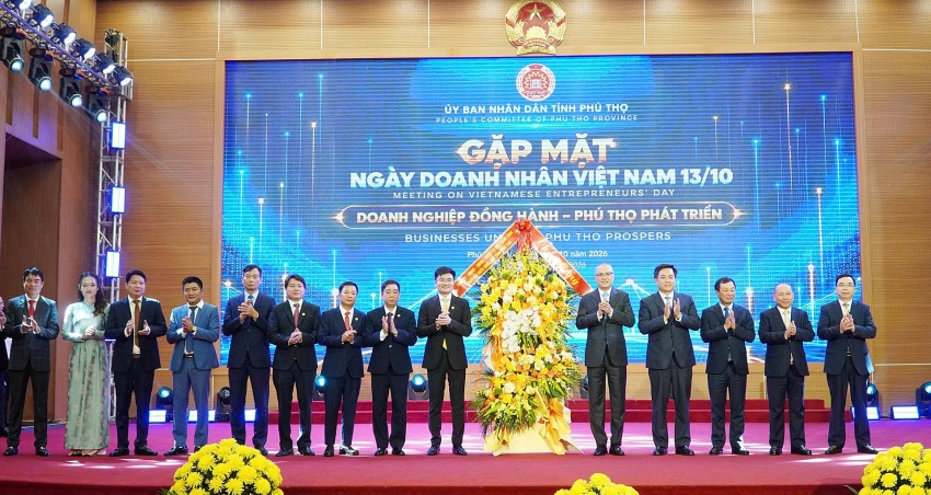 Các đồng chí lãnh đạo Tỉnh ủy, HĐND, UBND tỉnh tặng lẵng hoa chúc mừng cộng đồng doanh nhân, doanh nghiệp nhân Ngày Doanh nhân Việt Nam 13/10. Các đồng chí lãnh đạo Tỉnh ủy, HĐND, UBND tỉnh tặng lẵng hoa chúc mừng cộng đồng doanh nhân, doanh nghiệp nhân Ngày Doanh nhân Việt Nam 13/10.