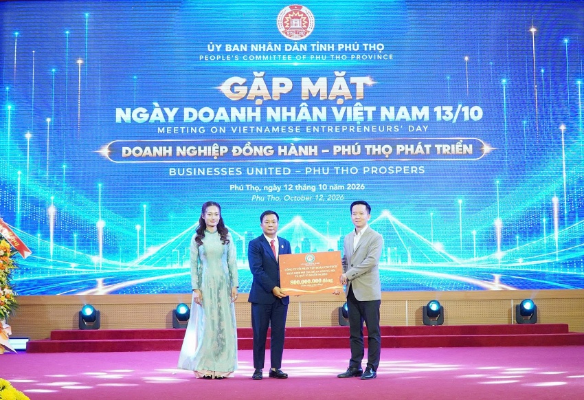 Đại diện doanh nghiệp trao kinh phí ủng hộ công tác an sinh xã hội và Quỹ Vì người nghèo của Liên đoàn Doanh nghiệp tỉnh Phú Thọ. Đại diện doanh nghiệp trao kinh phí ủng hộ công tác an sinh xã hội và Quỹ Vì người nghèo của Liên đoàn Doanh nghiệp tỉnh Phú Thọ.