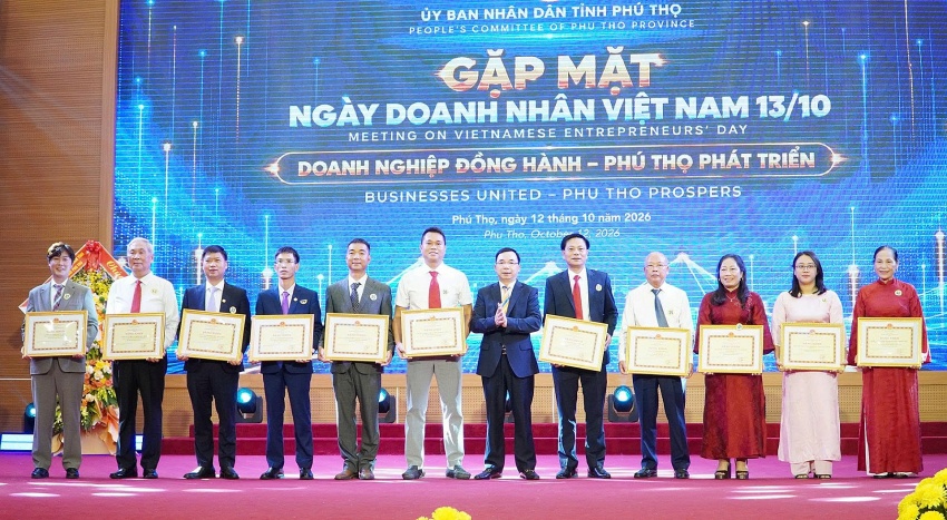 Đồng chí Bùi Huy Vĩnh, Phó Bí thư Tỉnh ủy Phú Thọ trao Bằng khen của Chủ tịch UBND tỉnh cho các tập thể có thành tích xuất sắc trong phong trào thi đua yêu nước Đồng chí Bùi Huy Vĩnh, Phó Bí thư Tỉnh ủy Phú Thọ trao Bằng khen của Chủ tịch UBND tỉnh cho các tập thể có thành tích xuất sắc trong phong trào thi đua yêu nước