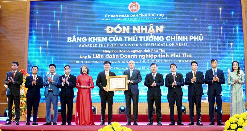 Thừa ủy quyền của Thủ tướng Chính phủ, Bí thư Tỉnh ủy Phạm Đại Dương trao Bằng khen của Thủ tướng Chính phủ cho Liên đoàn Doanh nghiệp tỉnh Phú Thọ. Thừa ủy quyền của Thủ tướng Chính phủ, Bí thư Tỉnh ủy Phạm Đại Dương trao Bằng khen của Thủ tướng Chính phủ cho Liên đoàn Doanh nghiệp tỉnh Phú Thọ.