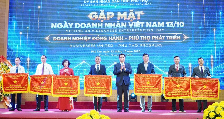 Chủ tịch UBND tỉnh Trần Duy Đông trao Cờ thi đua của UBND tỉnh cho các tập thể có thành tích xuất sắc, dẫn đầu phong trào thi đua yêu nước năm 2025. Chủ tịch UBND tỉnh Trần Duy Đông trao Cờ thi đua của UBND tỉnh cho các tập thể có thành tích xuất sắc, dẫn đầu phong trào thi đua yêu nước năm 2025.