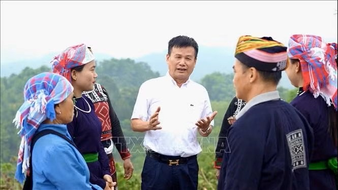    Ông Phạm Hồng Điệp (áo trắng), Chủ tịch HĐQT Công ty Cổ phần Shinec chia sẻ với người dân về lao động, về hướng nghiệp khi đầu tư Khu công nghiệp tại Lào Cai. Ảnh: TTXVN