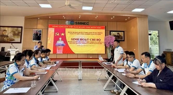    Ông Phạm Hồng Điệp, Chủ tịch HĐQT Công ty Cổ phần Shinec phát biểu tại cuộc sinh hoạt Chi bộ thuộc Đảng bộ Khu công nghiệp Nam Cầu Kiền. Ảnh: Minh Huệ - TTXVN